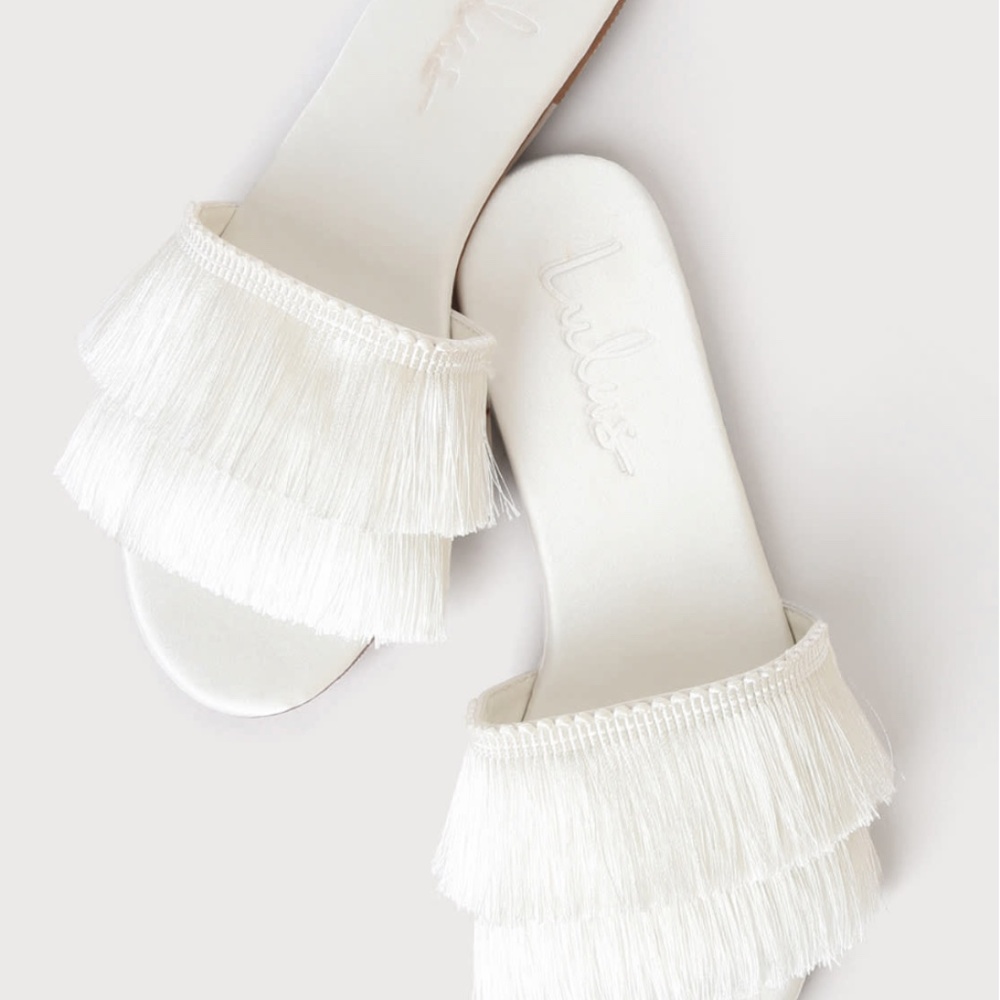 NEVER WORN - Lulus - White Fringe Sandals - Size 6